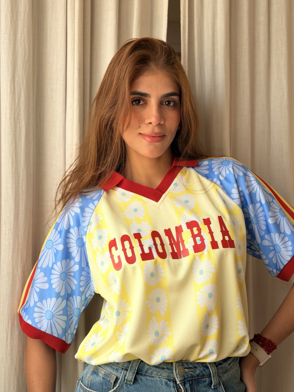 Modelo con la camiseta clásica Colombia, vista frontal