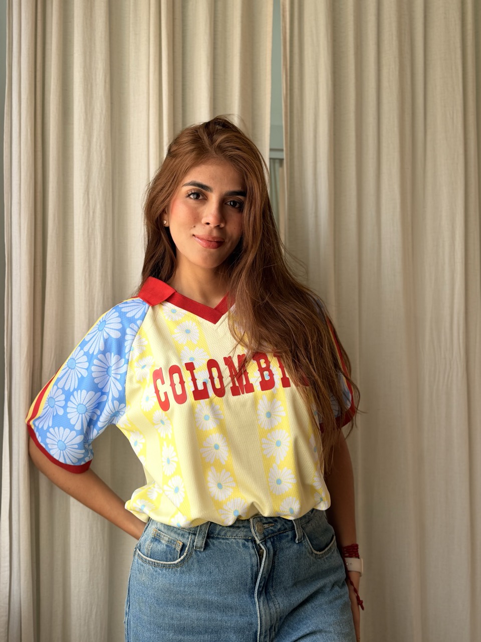 Modelo luciendo la camiseta Colombia, mano en la cadera