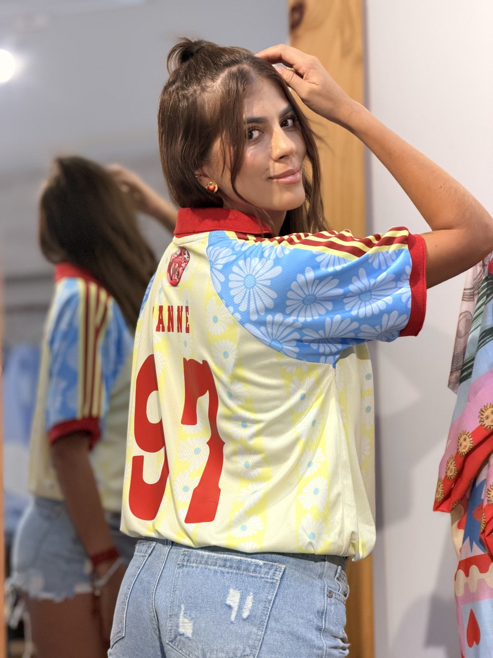 Modelo de espaldas mostrando el nombre y número de la camiseta Colombia