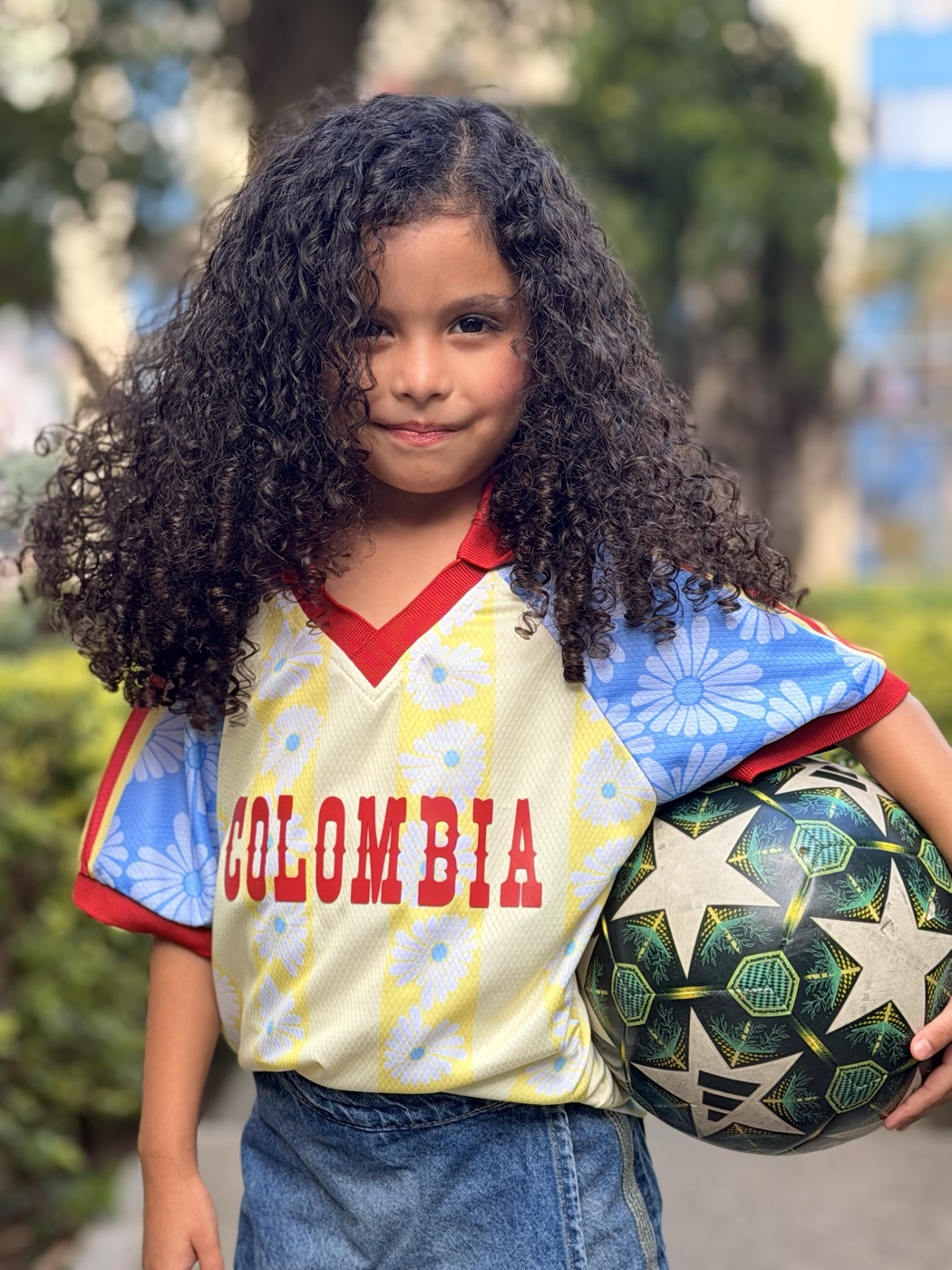 Niña luciendo la camiseta Colombia