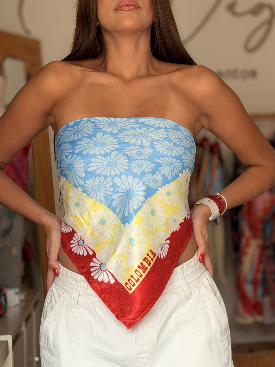 Detalle de la pañoleta tricolor con el lettering COLOMBIA