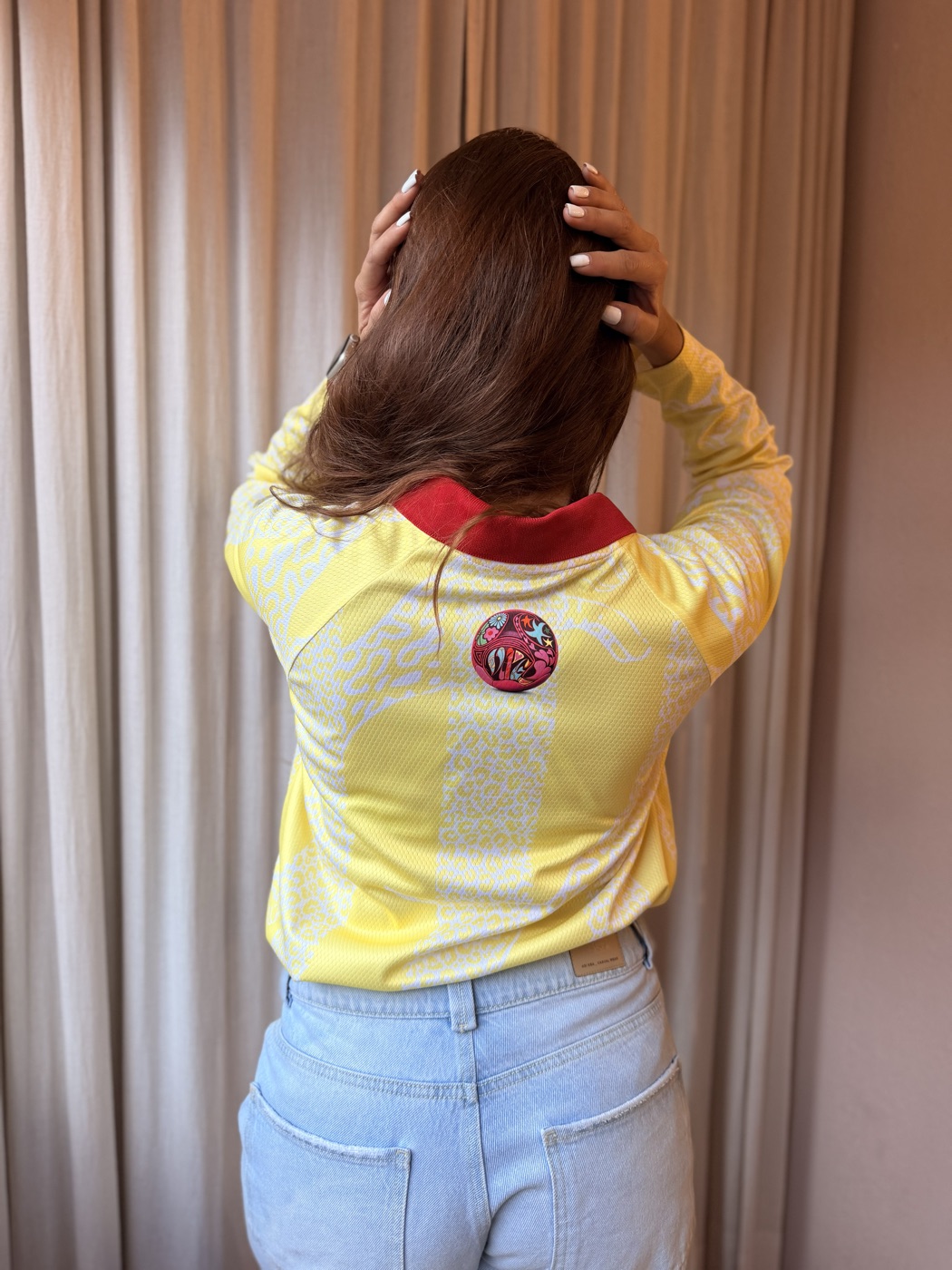 Espalda del suéter Colombia amarillo con el escudo