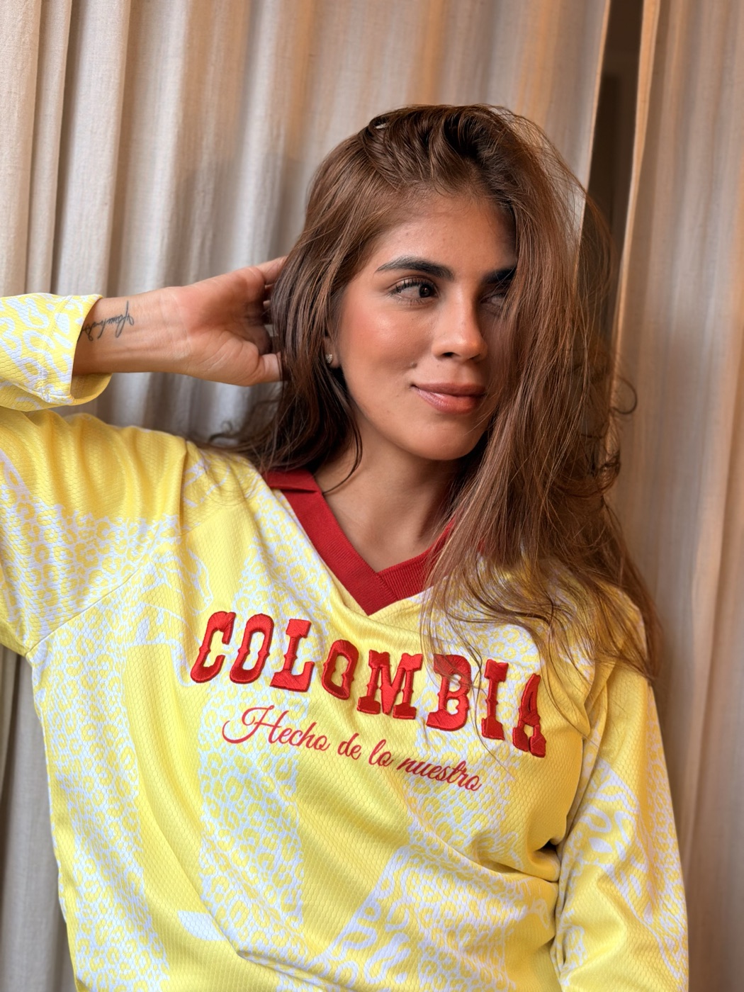 Suéter Colombia amarillo de manga larga, vista frontal