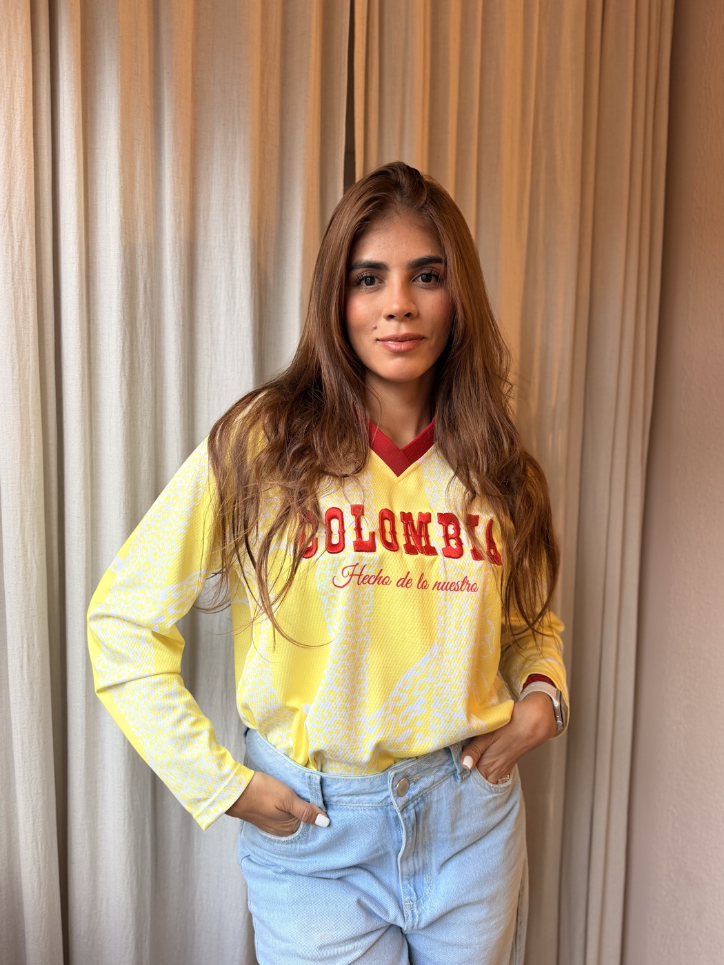 Modelo con el suéter Colombia amarillo