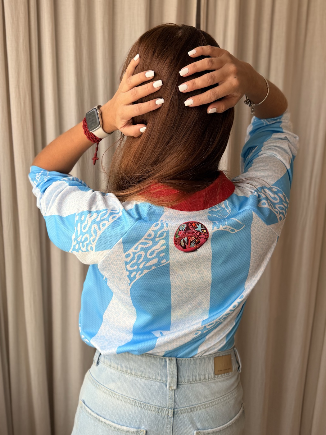 Espalda del suéter Colombia azul celeste con el escudo