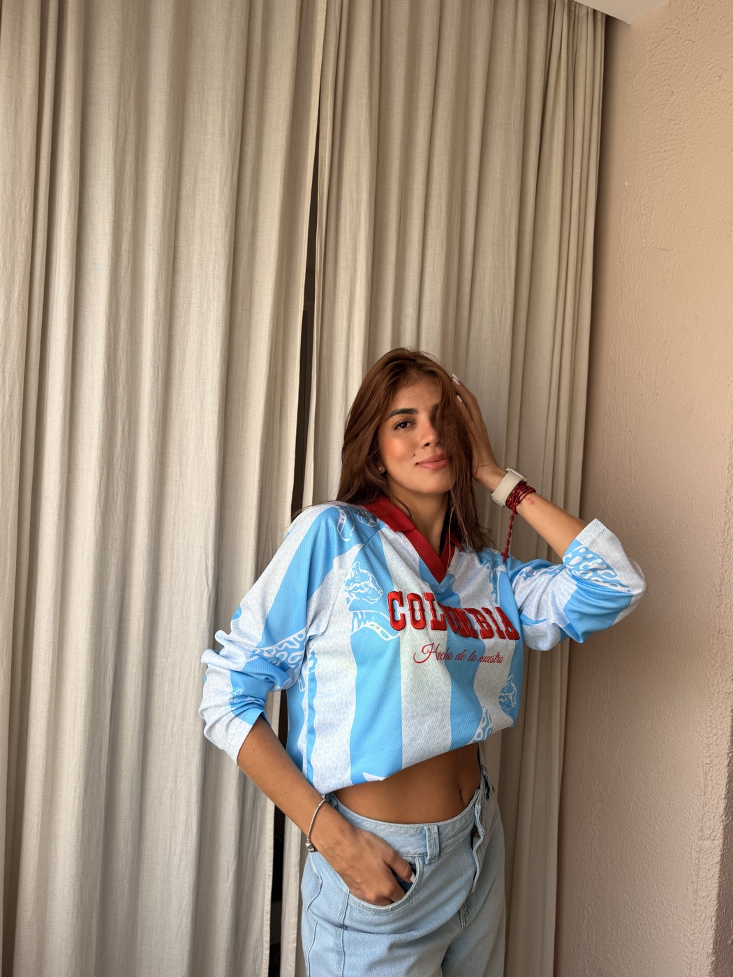 Modelo con el suéter Colombia azul celeste